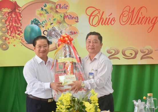 Ông Trần Việt Trường (đứng bên trái), Chủ tịch UBND thành phố Cần Thơ chúc Tết Trung tâm Bảo trợ xã hội