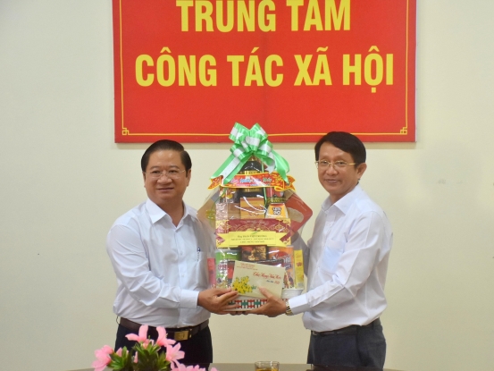 Ông Trần Việt Trường (đứng bên trái), Chủ tịch UBND thành phố Cần Thơ chúc Tết Trung tâm Công tác xã hội