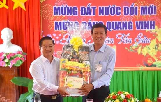 Ông Trần Việt Trường (đứng bên trái), Chủ tịch UBND thành phố Cần Thơ chúc Tết Cơ sở Cai nghiện ma túy TP Cần Thơ