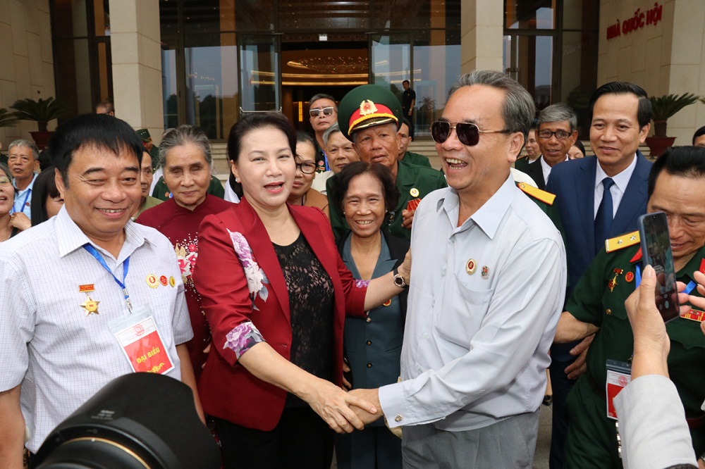 Chủ tịch Quốc hội Nguyễn Thị Kim Ngân thăm hỏi, động viên các thương binh nặng tới thăm trụ sở Quốc hội, nhân Hội nghị tuyên dương 500 thương binh nặng tiêu biểu toàn quốc năm 2019.